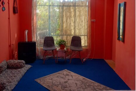 اتاق بهارنارنج در اقامتگاه بومگردی شیراز