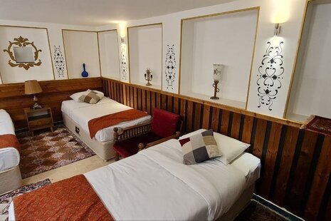 اتاق استاد ارحام صدر در اقامتگاه بومگردی اصفهان