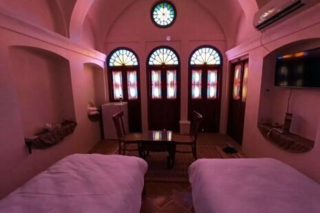 اتاق سنتی دوتخته گوشواره پنج دری در بوم گردی کاشان
