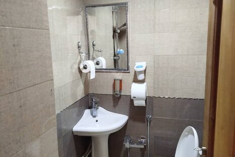 اتاق سنتی چهار نفره شاه نشین در بوم گردی کاشان