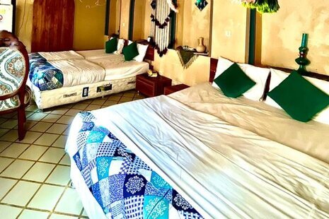 اتاق 4 نفره پنج دری در اقامتگاه سنتی شیراز