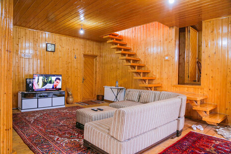 کلبه چوبی استخر آبگرم در رامسر