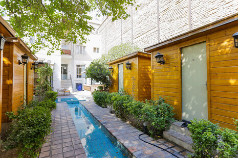 اتاق کاتیج چوبی دبل در هاستل بهارستان
