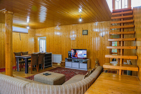 کلبه چوبی استخر آبگرم در رامسر