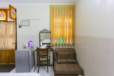 اتاق سه نفره با سرویس ایرانی کاناپه دار در هتل میدان راه آهن تهران