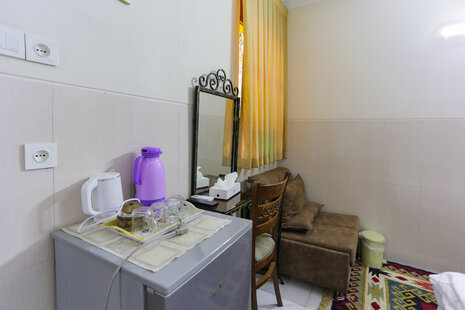 اتاق سه نفره با سرویس ایرانی کاناپه دار در هتل میدان راه آهن تهران