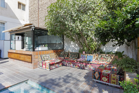 اتاق کاتیج چوبی دبل در هاستل بهارستان