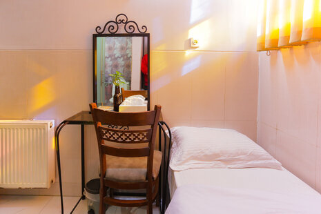 اتاق یک نفره با سرویس فرنگی در هتل تهران