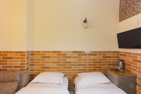 اتاق چهار نفره با سرویس فرنگی کاناپه دار در هتل تهران