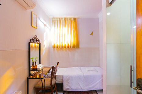 اتاق یک نفره با سرویس فرنگی در هتل تهران