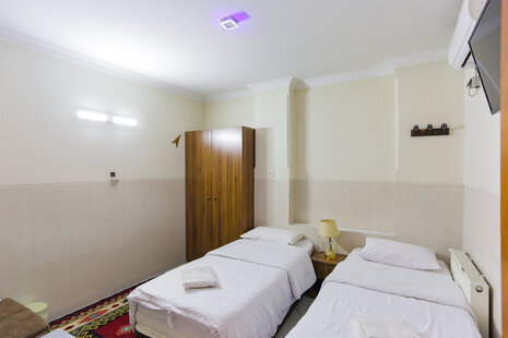 اتاق سه نفره با سرویس ایرانی کاناپه دار در هتل میدان راه آهن تهران