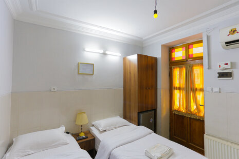 اتاق سه نفره با سرویس ایرانی در هتل میدان راه آهن تهران