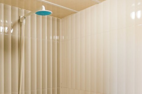 اتاق چهار نفره با سرویس فرنگی کاناپه دار در هتل تهران