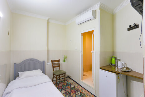 اتاق یک نفره با سرویس ایرانی در هتل تهران