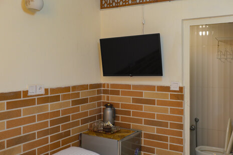 اتاق چهار نفره با سرویس فرنگی کاناپه دار در هتل تهران