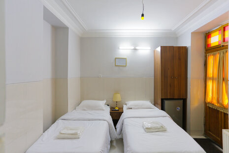 اتاق سه نفره با سرویس ایرانی در هتل میدان راه آهن تهران