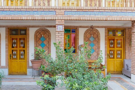 اتاق سه نفره دبل  با سرویس ایرانی کاناپه دار در هتل میدان راه آهن تهران