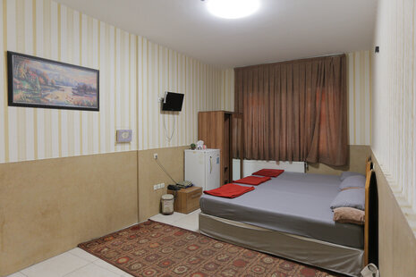 اتاق 302 سه تخت در مسافرخانه میدان خراسان