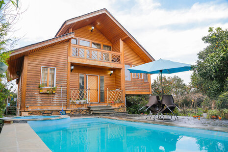 کلبه چوبی استخر آبگرم در رامسر