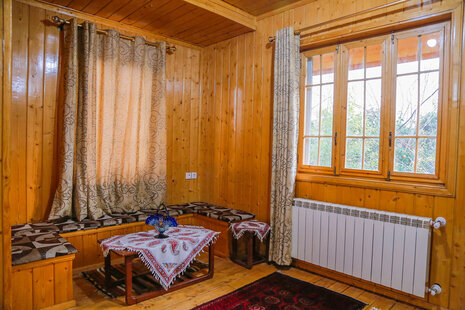 کلبه چوبی استخر آبگرم در رامسر