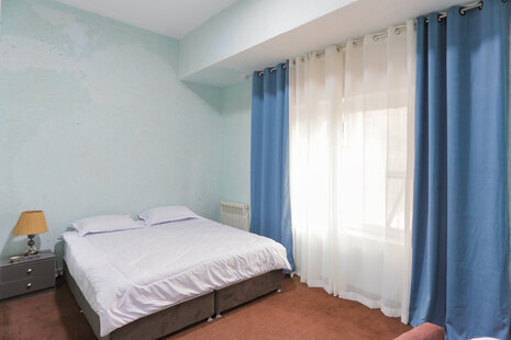 واحد تکخواب چهار نفره 108 در مسافرخانه میدان فردوسی