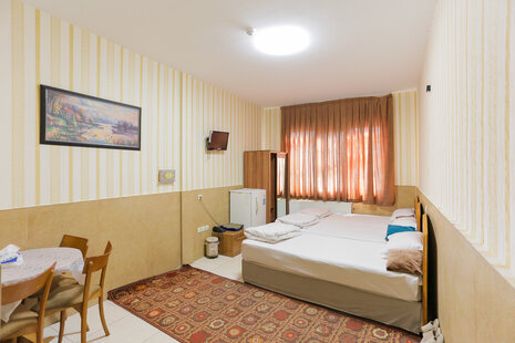 اتاق 302 سه تخت در مسافرخانه میدان خراسان