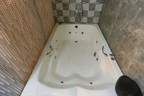 سوئیت جکوزی دار نقلی و لوکس اشرفی اصفهانی کد (09)