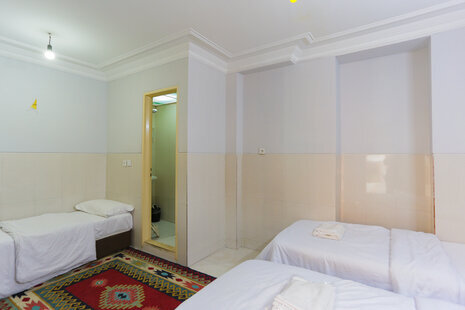 اتاق سه نفره با سرویس ایرانی در هتل میدان راه آهن تهران