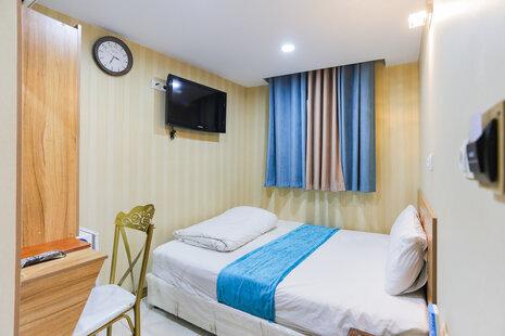 واحد دونفره با سرویس بهداشتی ایرانی در هتل در خیابان پانزده خرداد