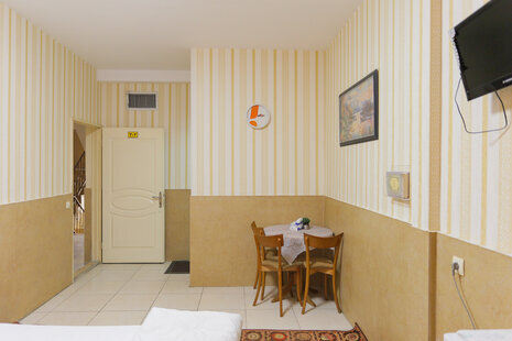 اتاق 302 سه تخت در مسافرخانه میدان خراسان