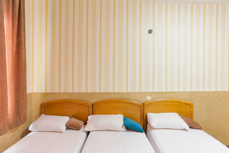 اتاق 302 سه تخت در مسافرخانه میدان خراسان