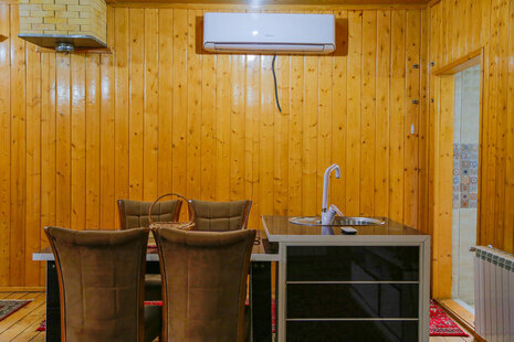 کلبه چوبی استخر آبگرم در رامسر