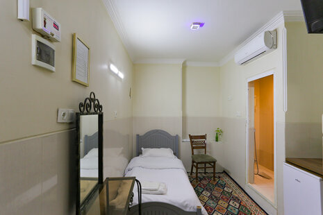 اتاق یک نفره با سرویس ایرانی در هتل تهران