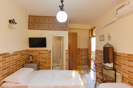 اتاق چهار نفره با سرویس فرنگی کاناپه دار در هتل تهران