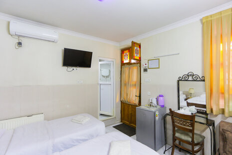 اتاق سه نفره با سرویس ایرانی کاناپه دار در هتل میدان راه آهن تهران