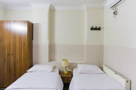 اتاق سه نفره با سرویس ایرانی کاناپه دار در هتل میدان راه آهن تهران