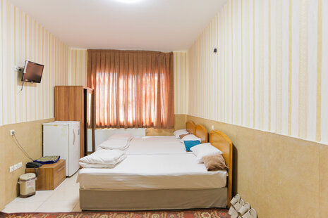 اتاق 302 سه تخت در مسافرخانه میدان خراسان