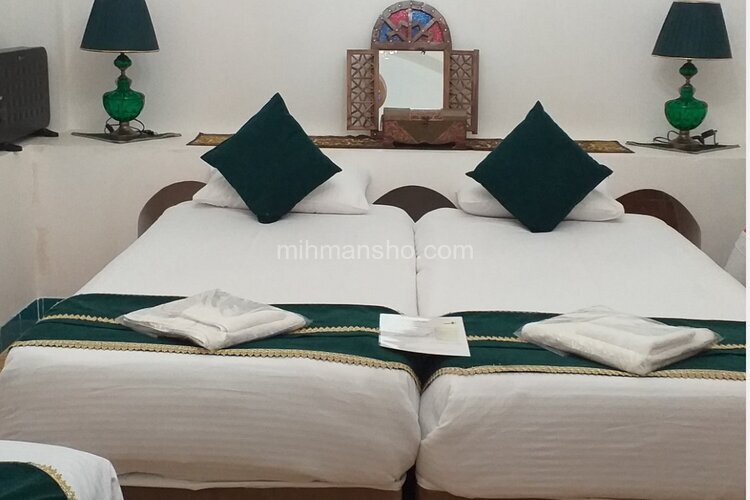 اتاق 3 تخته شهرود در اقامتگاه بومگردی در کاشان