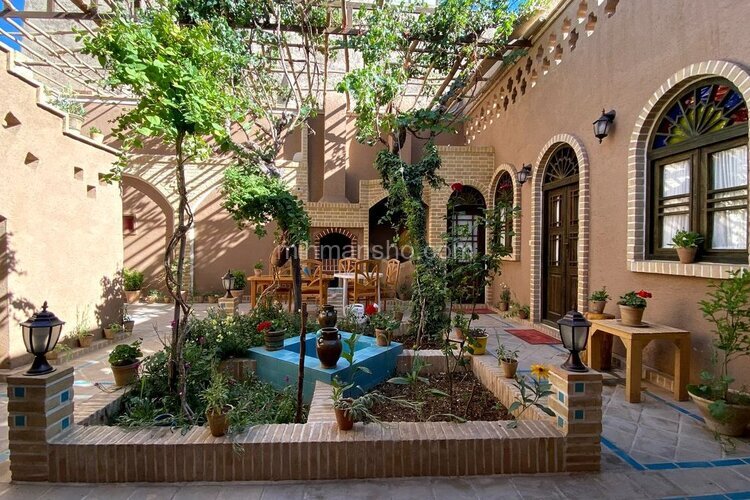 اتاق بهارستان در اقامتگاه بومگردی دامغان