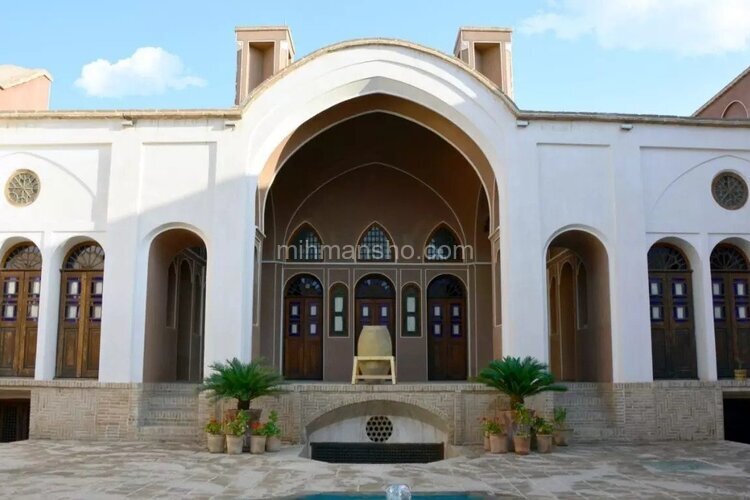 اتاق سنتی سه تخته پنج دری در بوم گردی کاشان