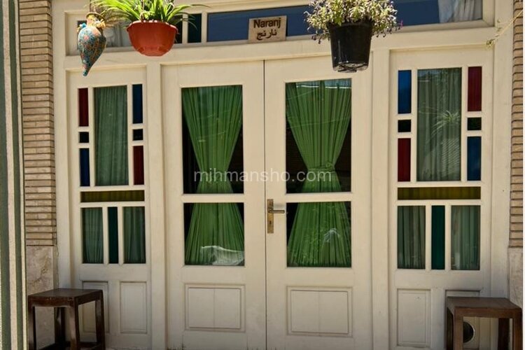 اتاق نارنج در اقامتگاه بومگردی در اصفهان