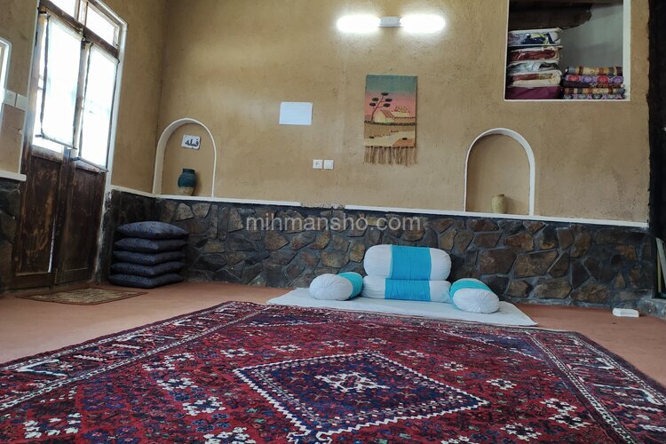 اتاق آفتابگردان دراقامتگاه بوم گردی برزک کاشان