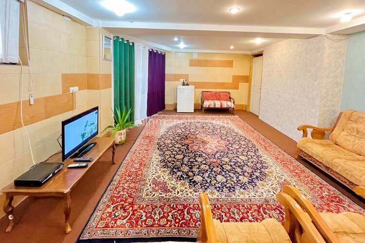 آپارتمان مبله تک خواب حافظیه در شیراز | سالن پذیرایی نورگیر و دلباز