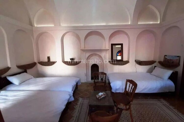 اتاق سنتی سه تخته پنج دری در بوم گردی کاشان