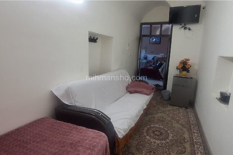 اتاق یک تخت در اقامتگاه بومگردی یزد