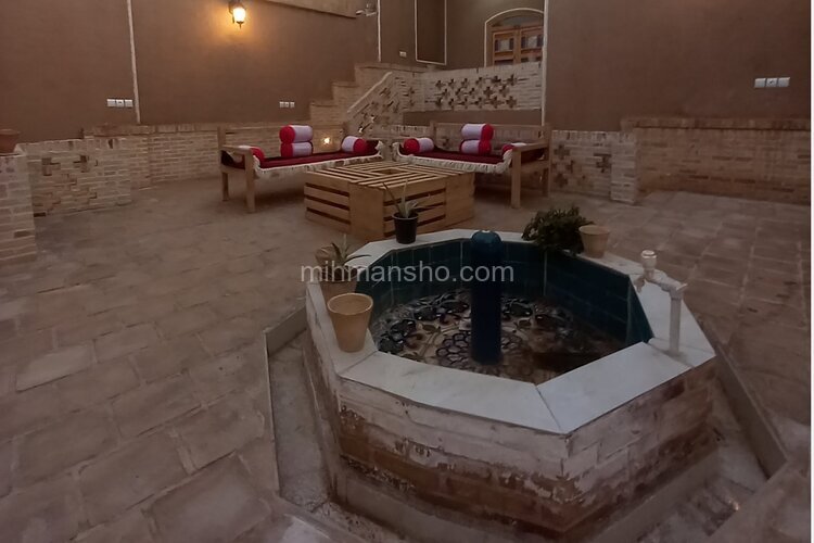 اتاق سرداب در طبقه زیرهمکف اقامتگاه بومگردی کاشان