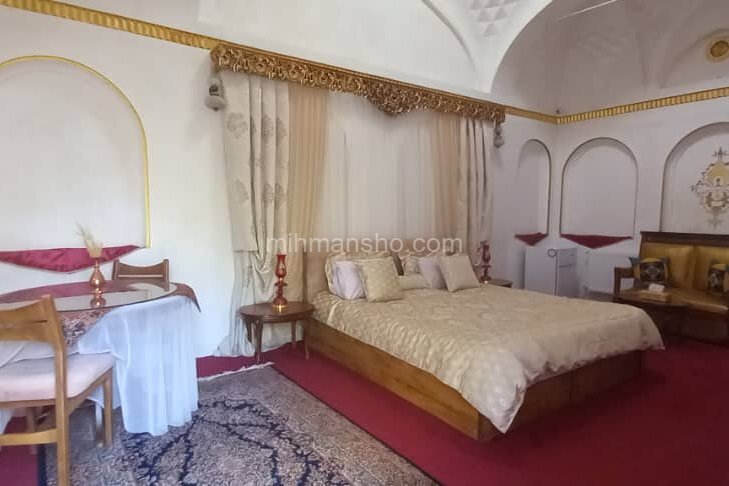 اتاق شاه نشین در اقامتگاه بومگردی کرمان