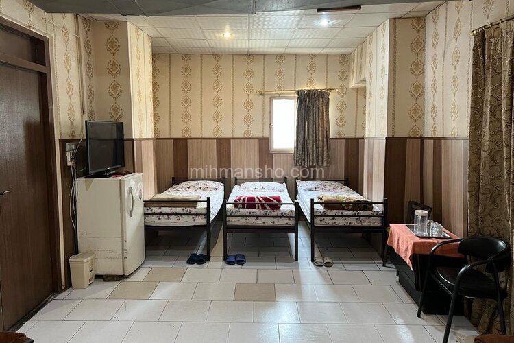 اتاق پنج تخت در مهمانپذیر خیابان کارگر