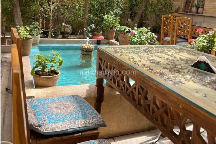 اتاق بالکن دار در عمارت بومگردی شیراز