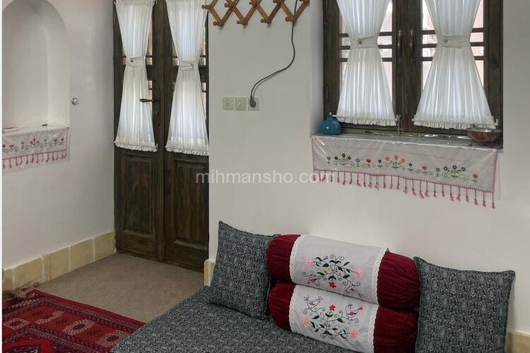 اتاق بهارستان در اقامتگاه بومگردی دامغان